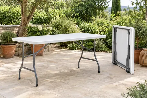 Deux tables pliantes blanches à structure en acier, présentées ouvertes et repliée dans un jardin verdoyant.