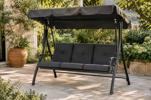Balancelle de jardin trois places en acier noir, avec assise rembourrée et auvent incliné sur une terrasse végétalisée.