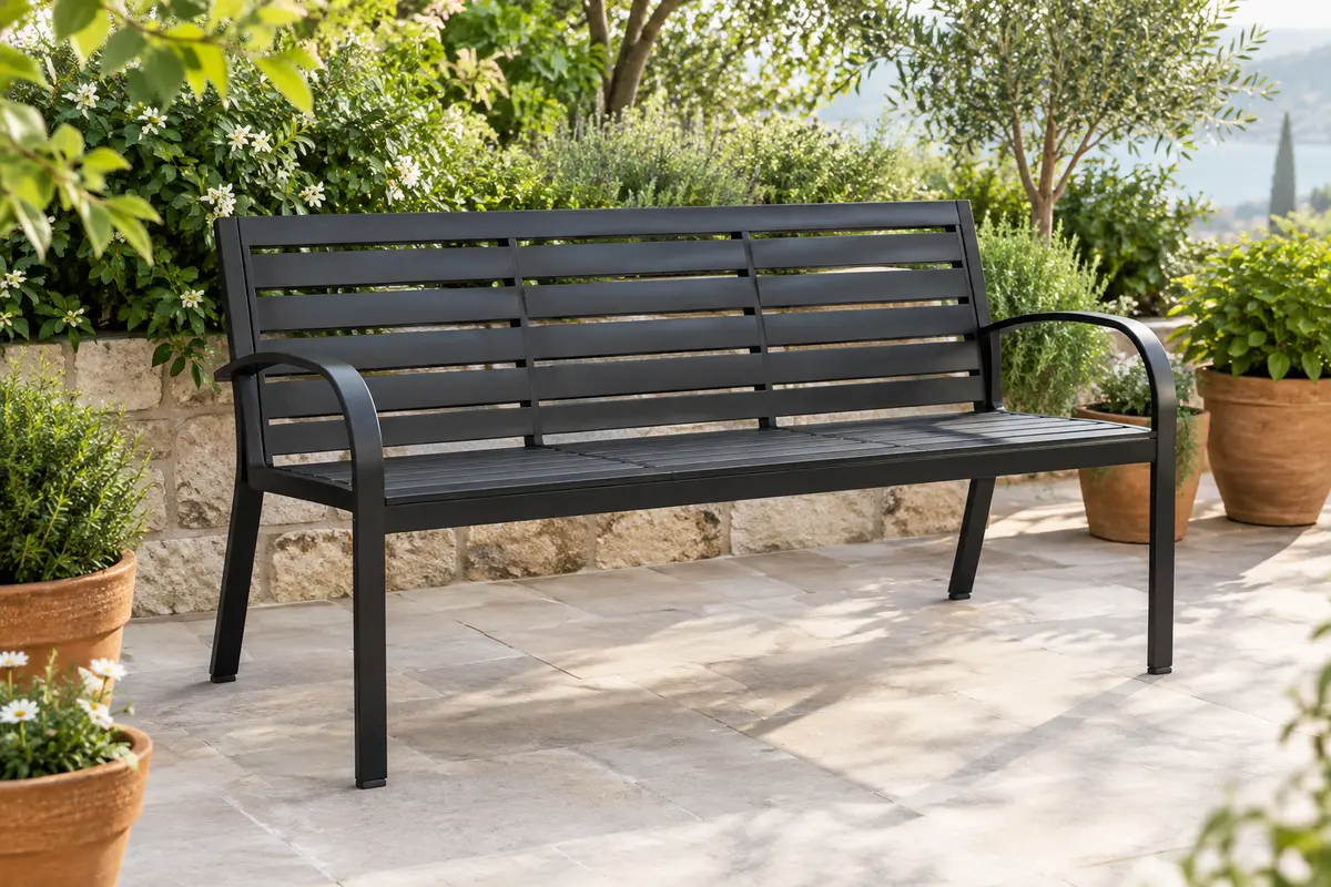 Banc de jardin TecTake Pino noir à lattes, avec accoudoirs incurvés, installé sur une terrasse végétalisée.