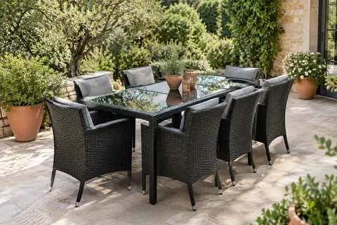 Ensemble de jardin en polyrotin avec table à trois plateaux en verre et huit fauteuils à coussins